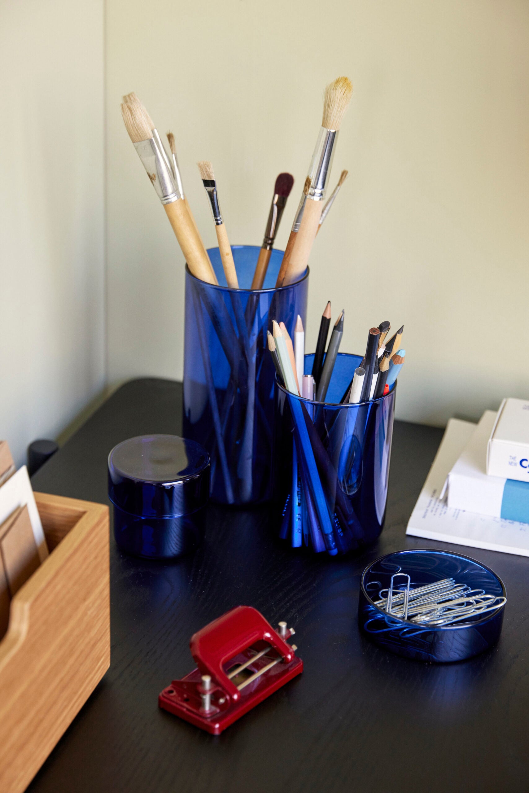 zwei blaue glasbehälter dekoriert mit stften und pinseln