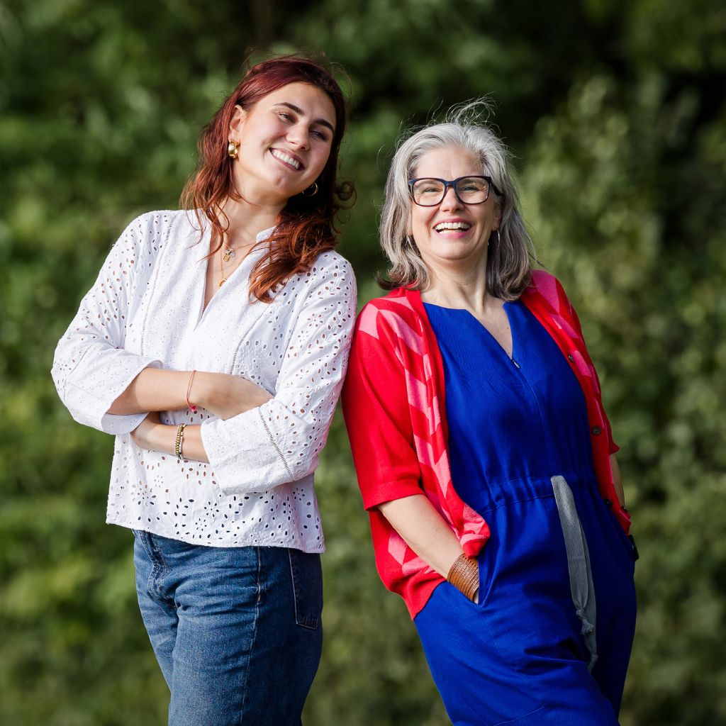 Claudia und Cata lachend vor grünem Natur Hintergrund