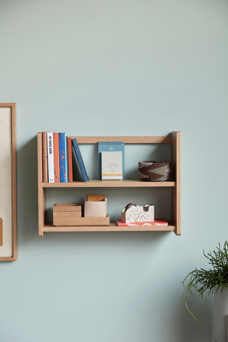 wandregal mit stapelbarer aufbewahrungsbox und büchern im modernen interieur