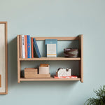 wandregal mit stapelbarer aufbewahrungsbox und büchern im modernen interieur