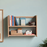 wandregal mit stapelbarer aufbewahrungsbox und büchern im modernen interieur