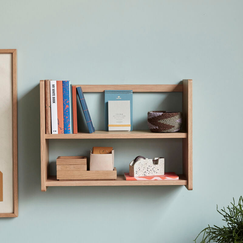 wandregal mit stapelbarer aufbewahrungsbox und büchern im modernen interieur