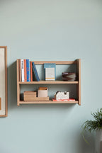 wandregal mit stapelbarer aufbewahrungsbox und büchern im modernen interieur