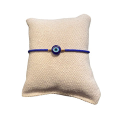 Dunkelblaues Glasperlenarmband auf einem Stoffkissen