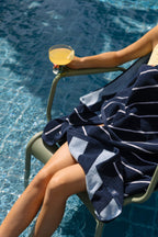 Frau am pool mit tores nova badetuch blau weiss und hellblau blau