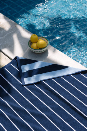 tores nova badetuch blau weiss und hellblau blau am pool mit zitronen in einer schale