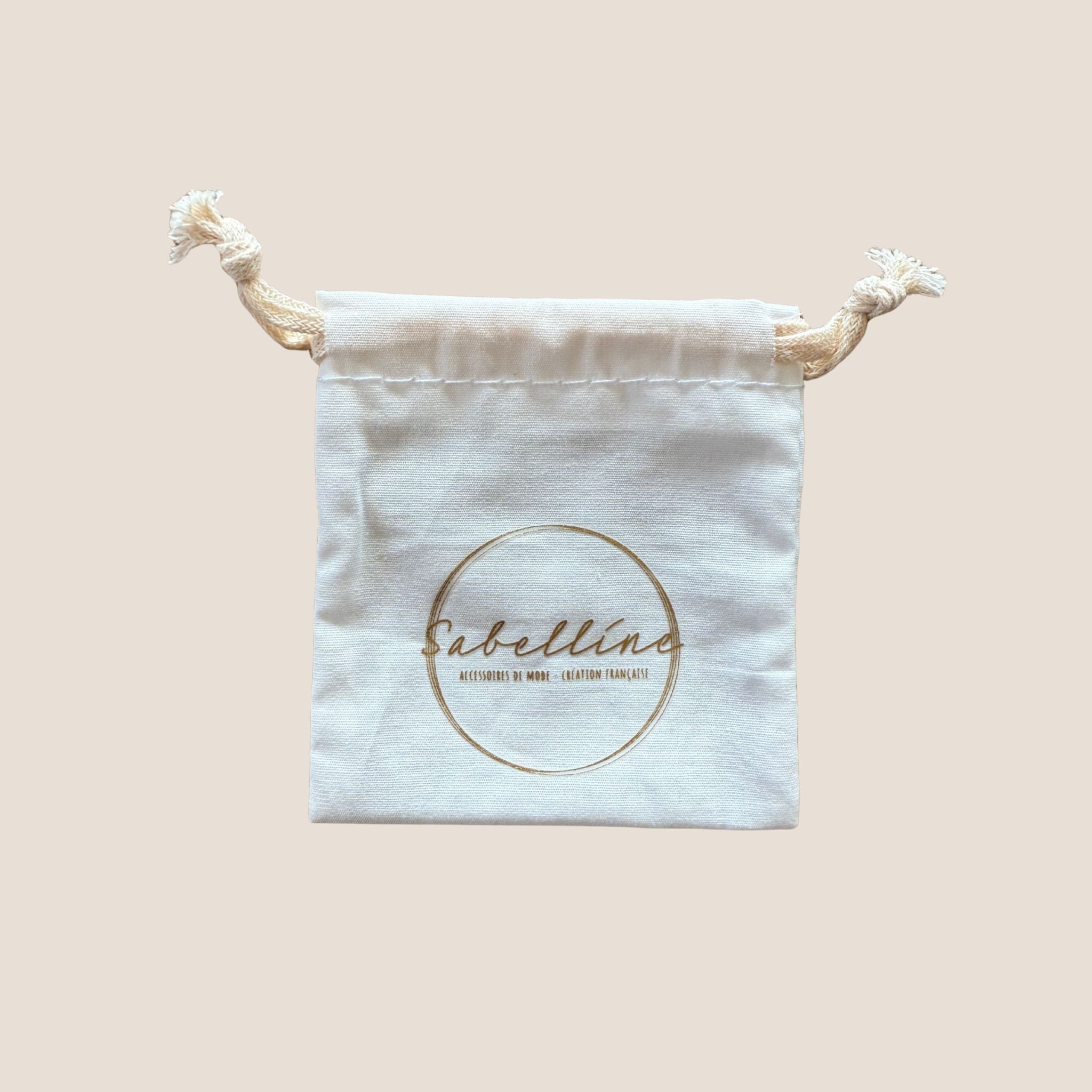 Weisses Baumwolltäschchen mit dem Schriftzug von Sabelline.