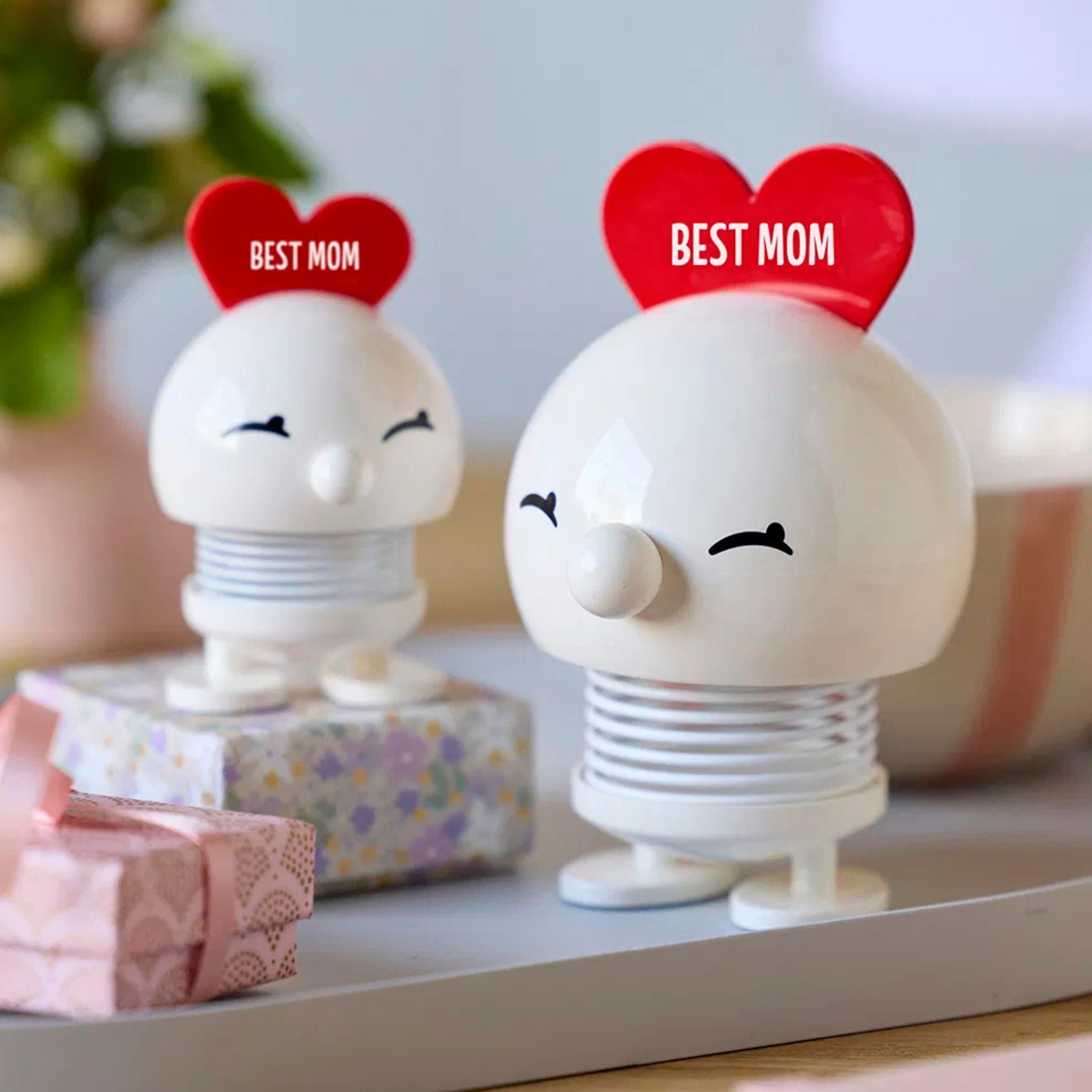 Zwei weisse Hoptimistinnen mit dem roten Herz auf dem Kopf. Eine in der Grösse S und eine in der Grösse M