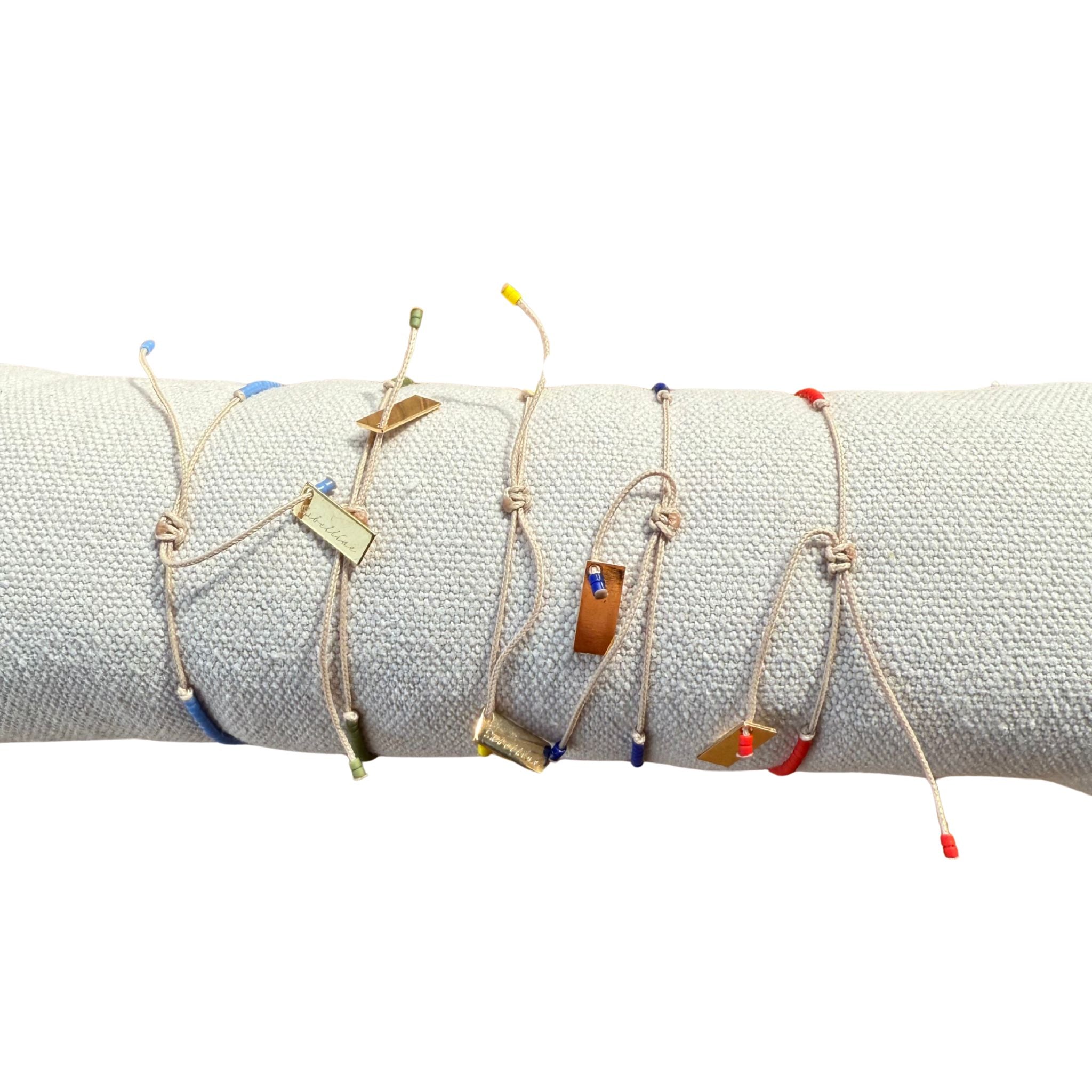 Fünf Armbänder von hinten gezeigt mit dem Zugknoten als Verschluss.