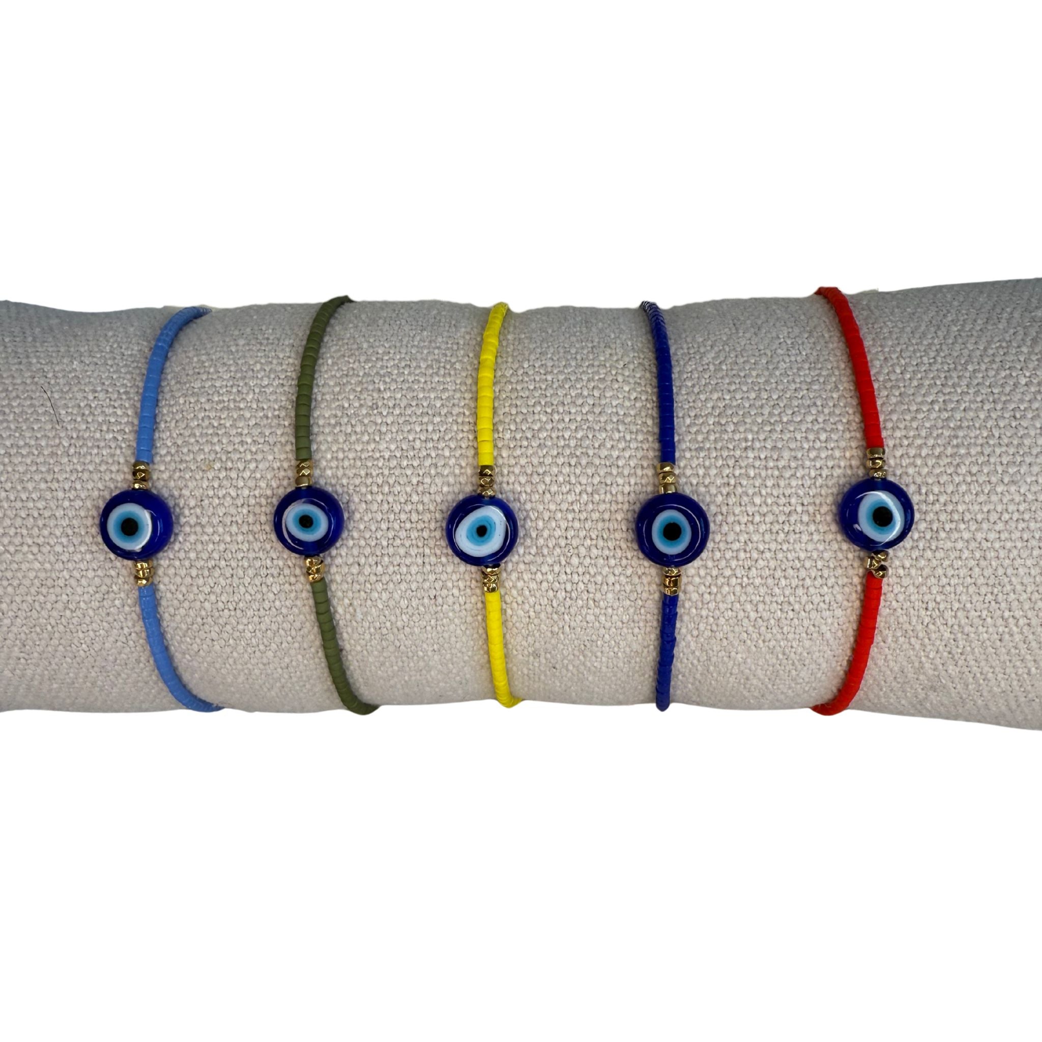 Fünf verschieden farbige Armbänder mit dem grichischen Glücksauge aus Glas.