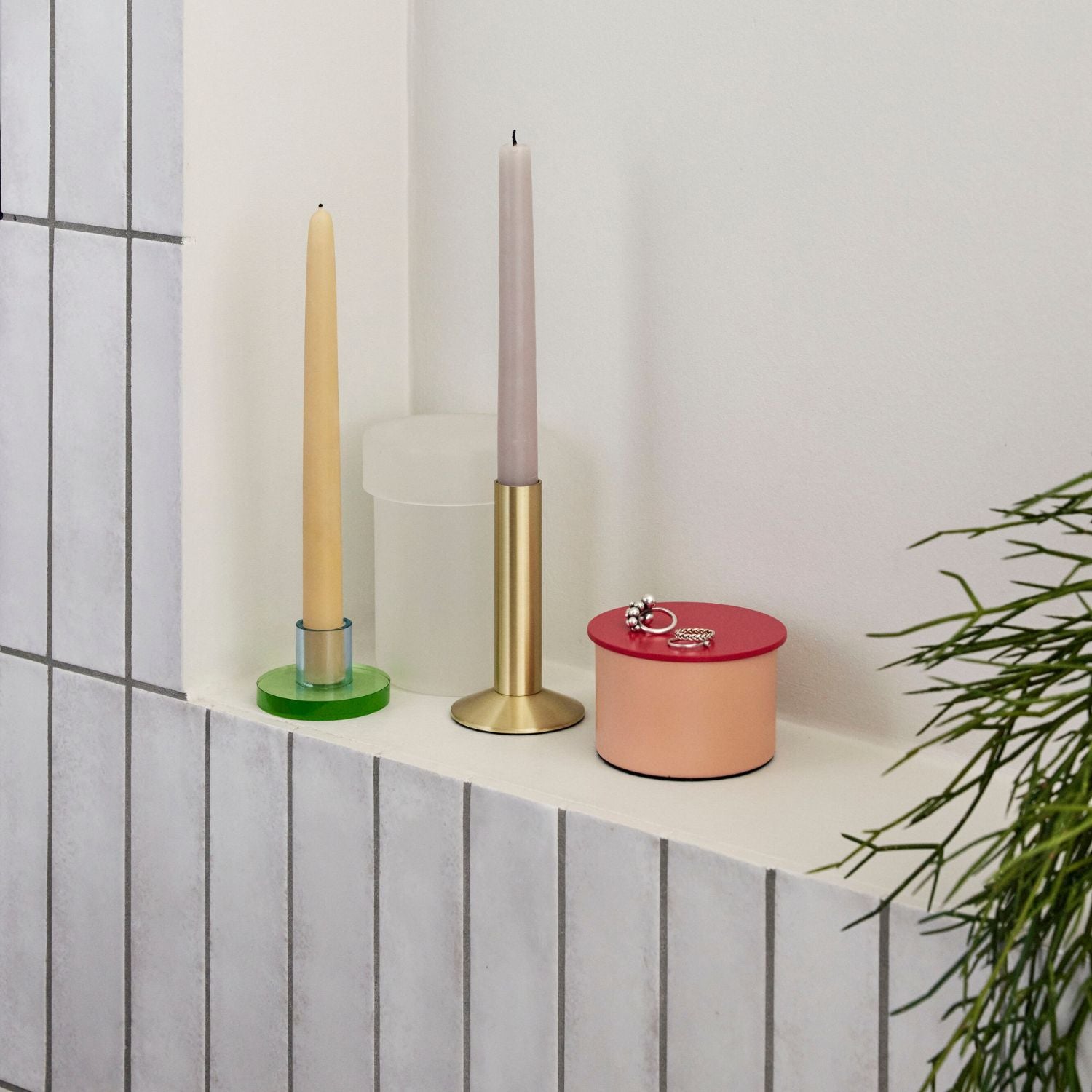 keine rosa Metaldose in einer Nische mit Kerzen dekoriert