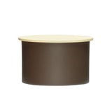 Braune Metalldose mit gelbem Deckel.