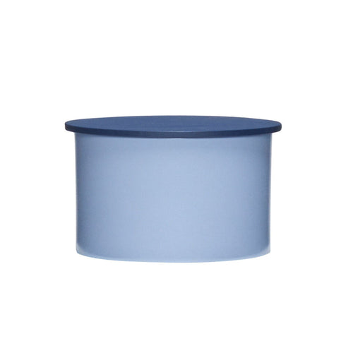 Kleine blaue Metalldose mit dunkelblauem Deckel.