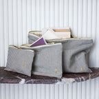 Drei verschieden grosse Kosmetiktaschen, weiss-grau-gestreift, von la cerise sur le Gâteau.