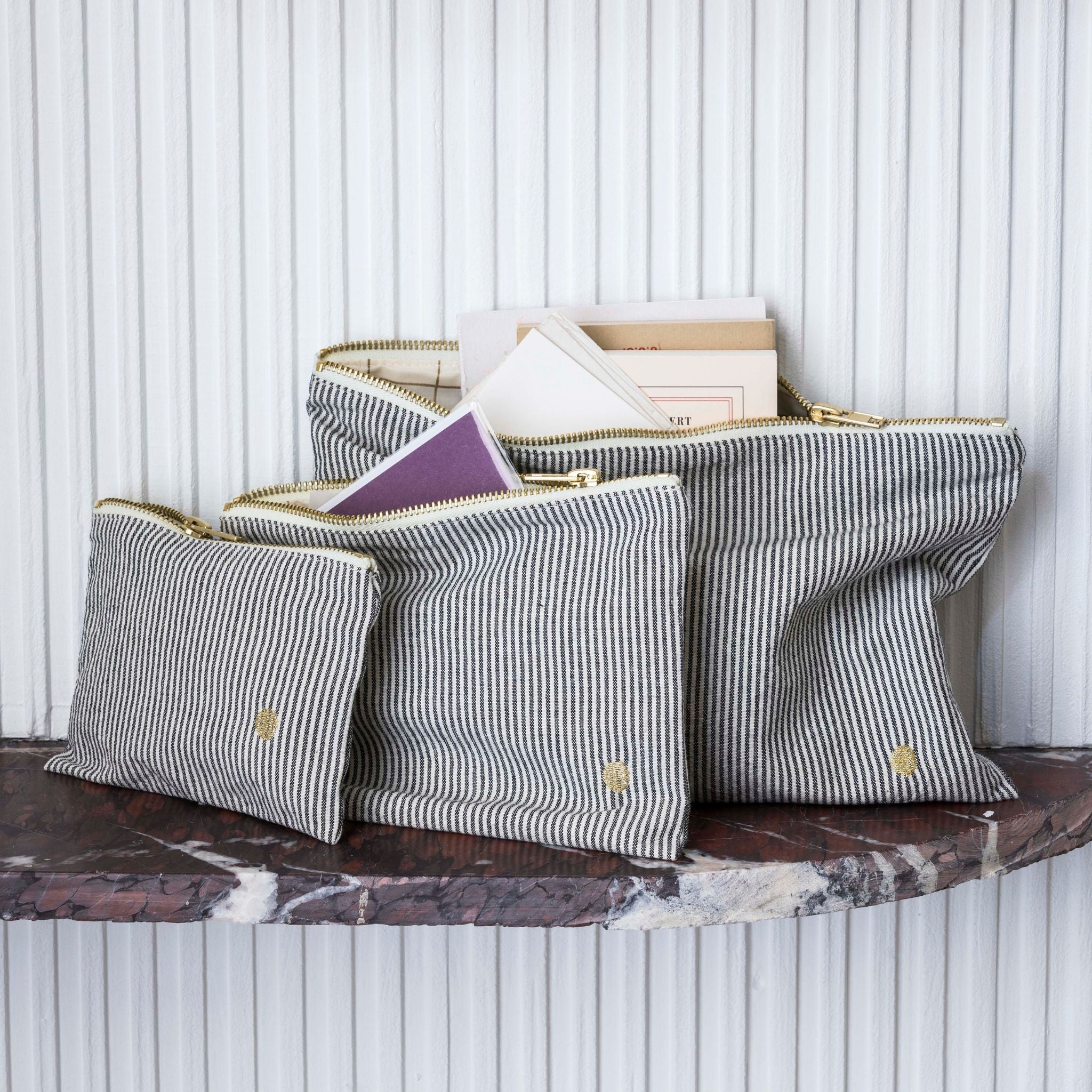 Drei verschieden grosse Kosmetiktaschen, weiss-grau-gestreift, von la cerise sur le Gâteau.
