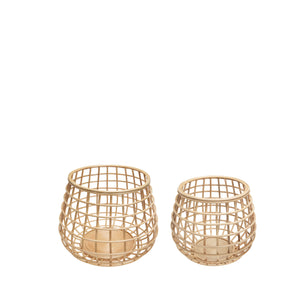 Zwei Körbe, gross und mittel, aus Rattan auf weissem Hintergrund von schräg oben fotgrafiert