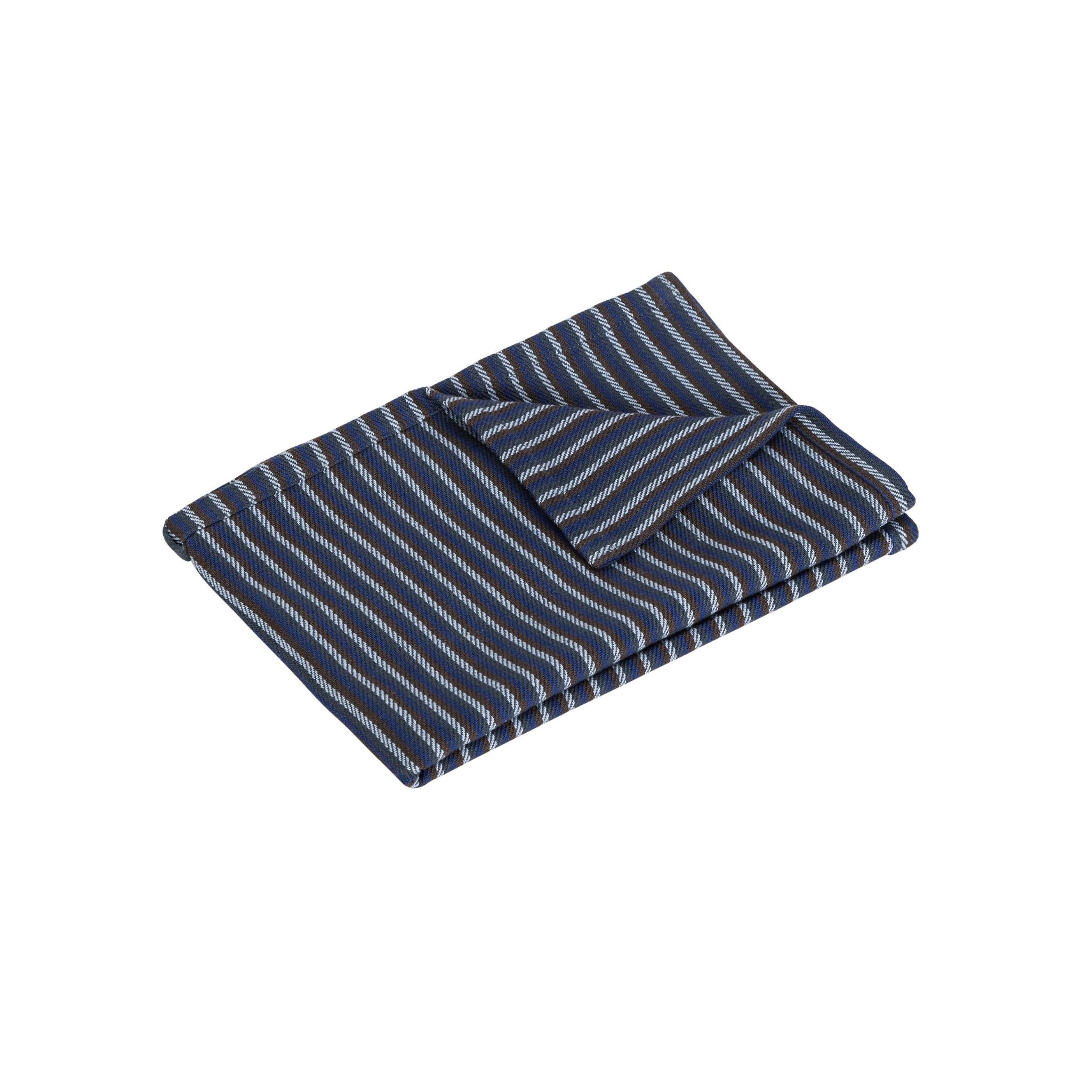 Gestreiftes Geschirrtuch Tint in Blau, gefaltet.