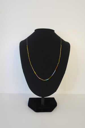 bunte Perlenkette auf einer schwarzen Büste – farbenfrohes Schmuckdesign für Sommer-Looks