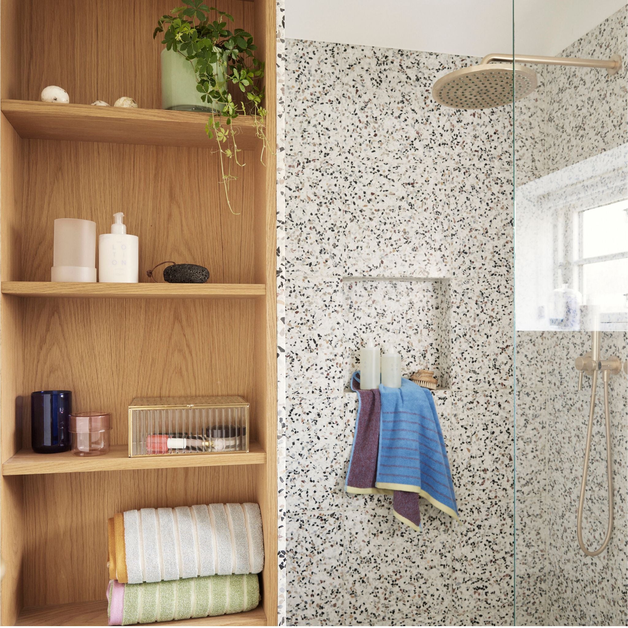 Badezimmer mit Holzregal und einem blauen und einem rosa Pop Glas von Hübsch.