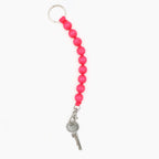 Schlüsselanhänger aus pinken Holzperlen mit silbernem Schlüsselring und kleinem Karabinerhaken.