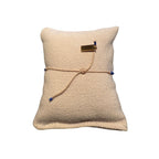 Rückseite des Inca-Armbandes auf dem der Knotenverschluss zu sehen ist.