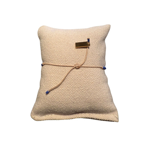 Rückseite des Inca-Armbandes auf dem der Knotenverschluss zu sehen ist.