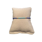 Zweifarbiges Perlenarmband in blau und hellblau getrennt duch jeweils drei goldene Perlen.