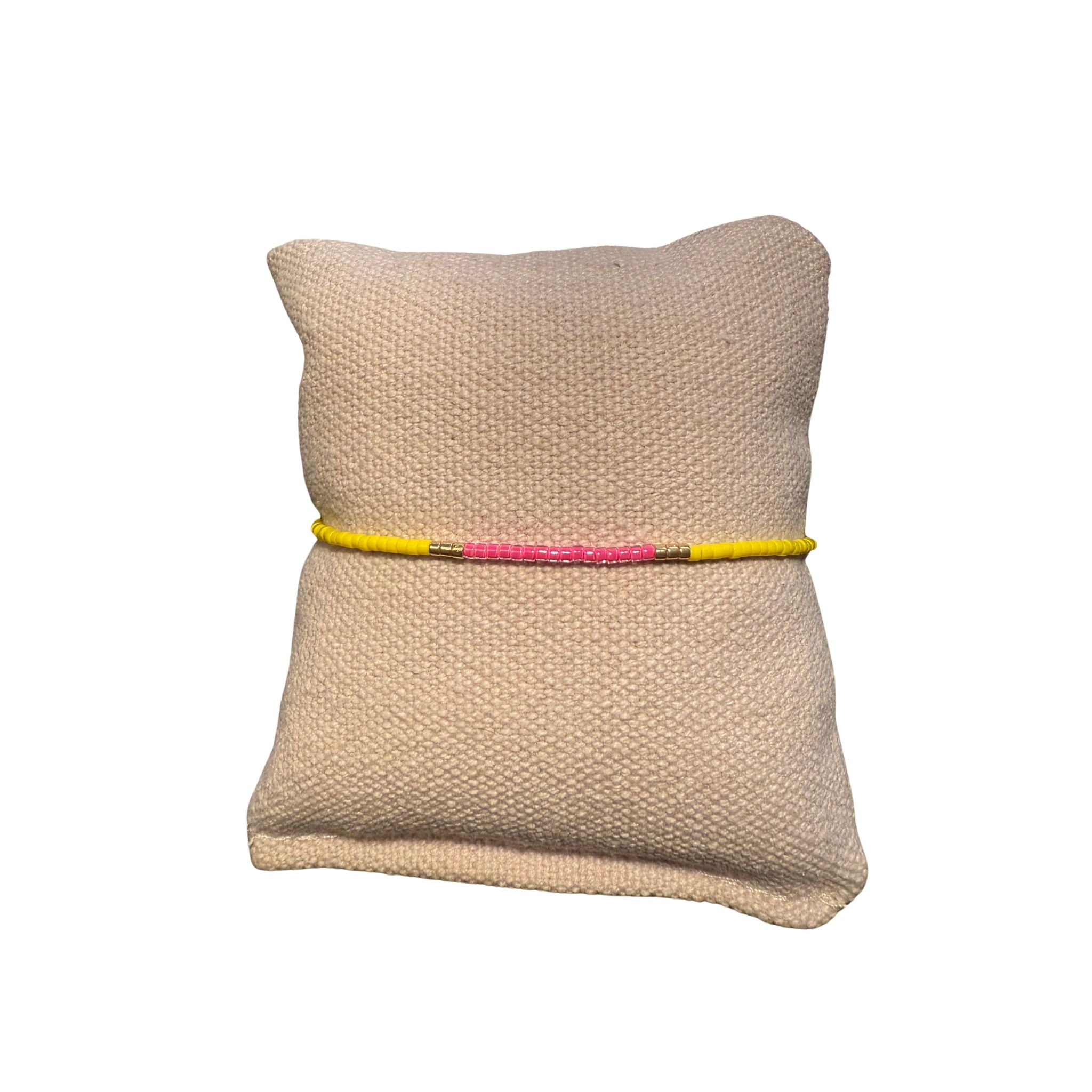 Sabelline Perlenarmband gelb und rosa getrennt jeweils mit 3 goldenen Perlen.