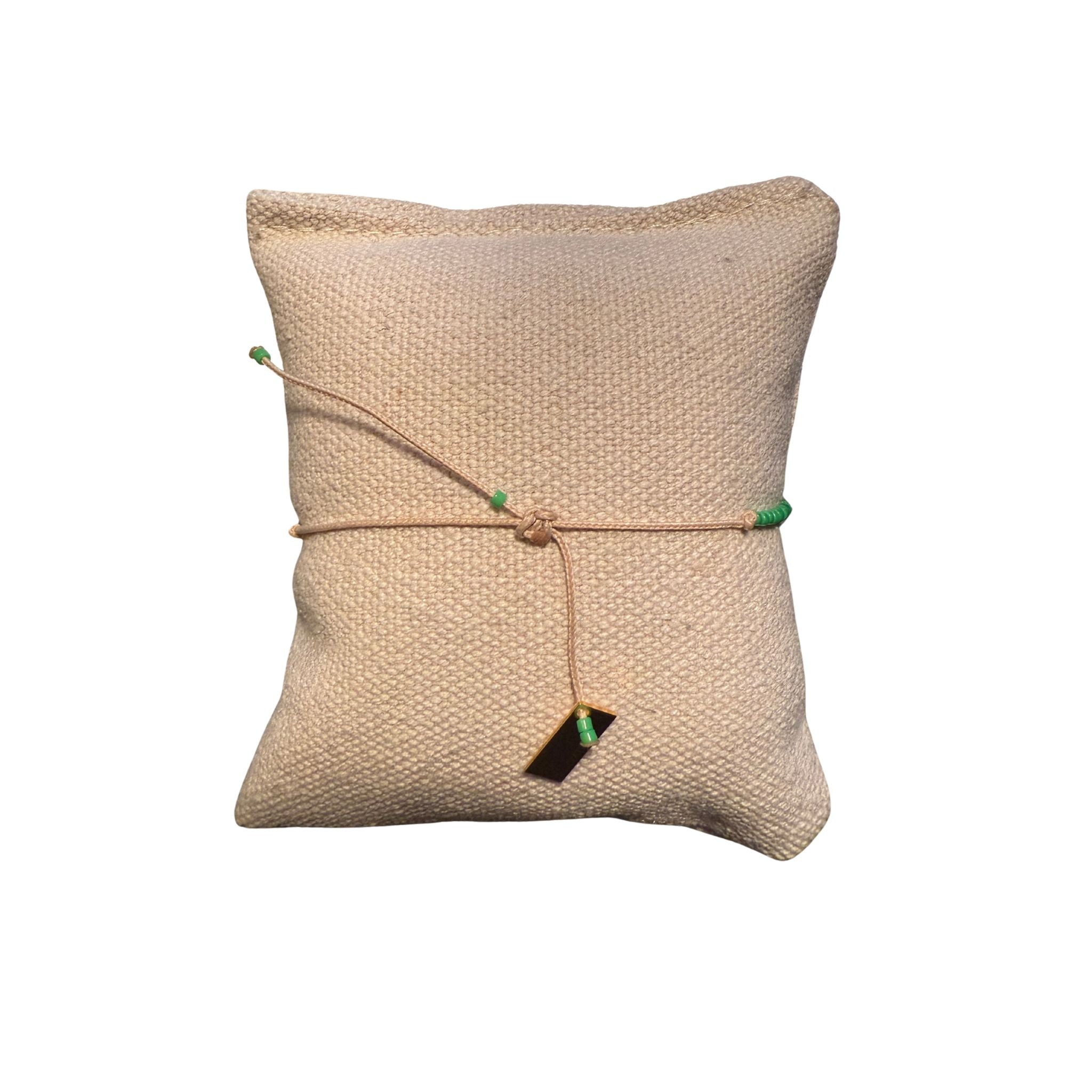 Sabelline Inca Armband von hinten um den Knotenverschluss zu zeigen.