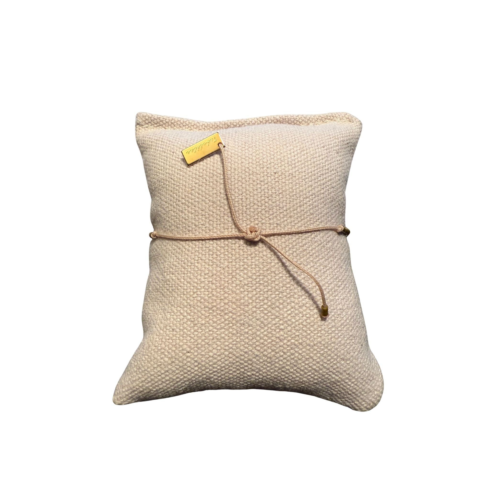 Sabelline Inca Armband von hinten um den Knotenverschluss zu zeigen.
