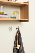 trinkglaesser mit gelbem und gruenen boden auf eichenholzregal in küche