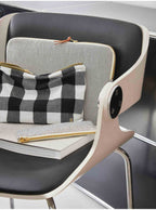 gestreifte laptophuelle aus baumwolle in schwarz-weiss auf stuhl arrangiert