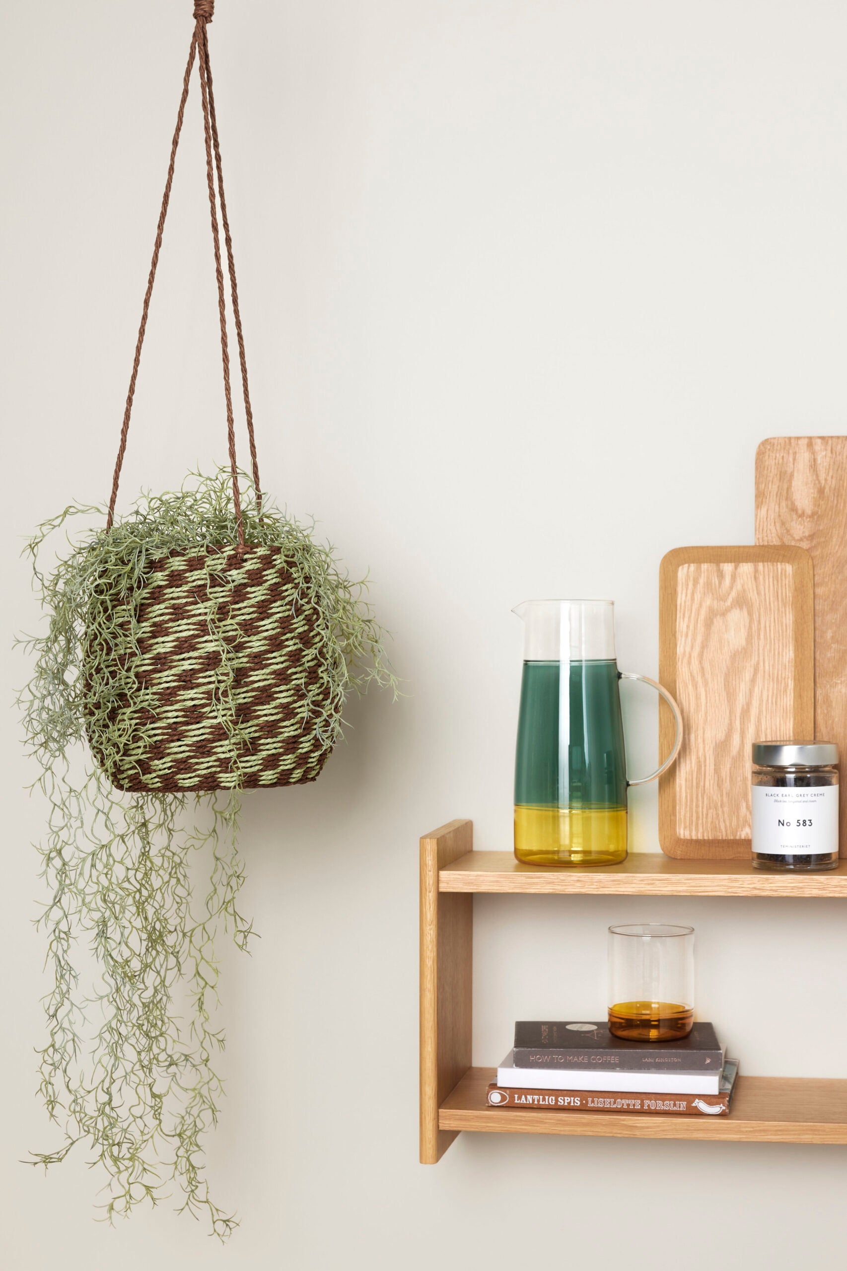 karaffe aus glas mit grün-gelbem farbverlauf auf küchenregal