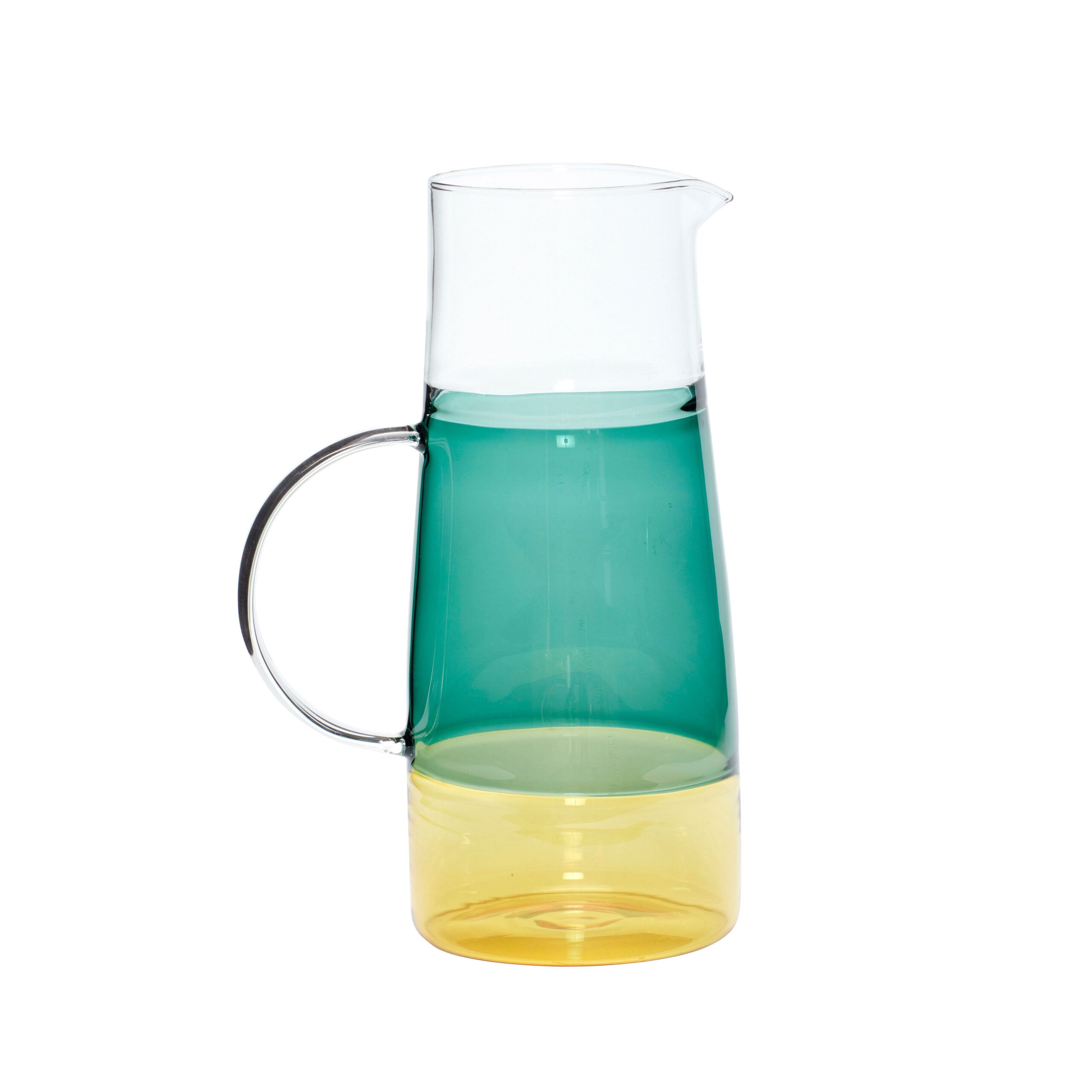 Glaskaraffe mit gruenen und gelbem glas vor weissem hintergrund