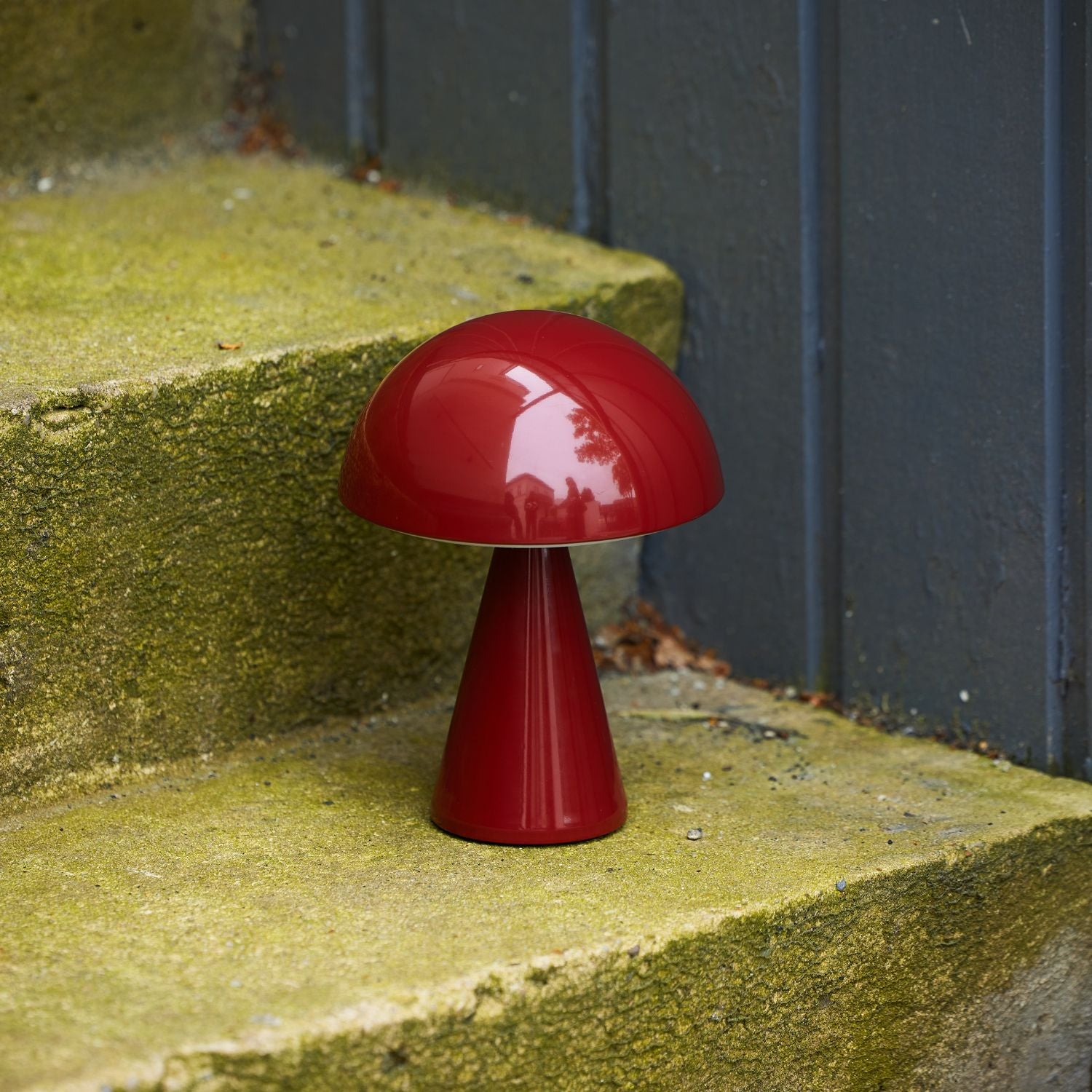 tragbare Lampe in rot vor weissem Hintergrund