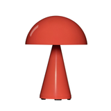 Hellrotfarbene Lampe aus Metal in Pilzform.