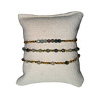 Dreier Set Armband mit Indigolithsteinen und goldfarbenen Hämatiten.
