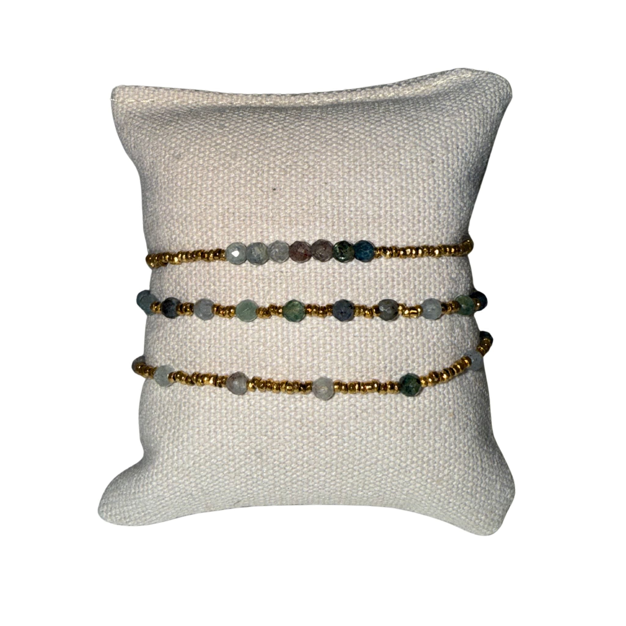 Dreier Set Armband mit Indigolithsteinen und goldfarbenen Hämatiten.