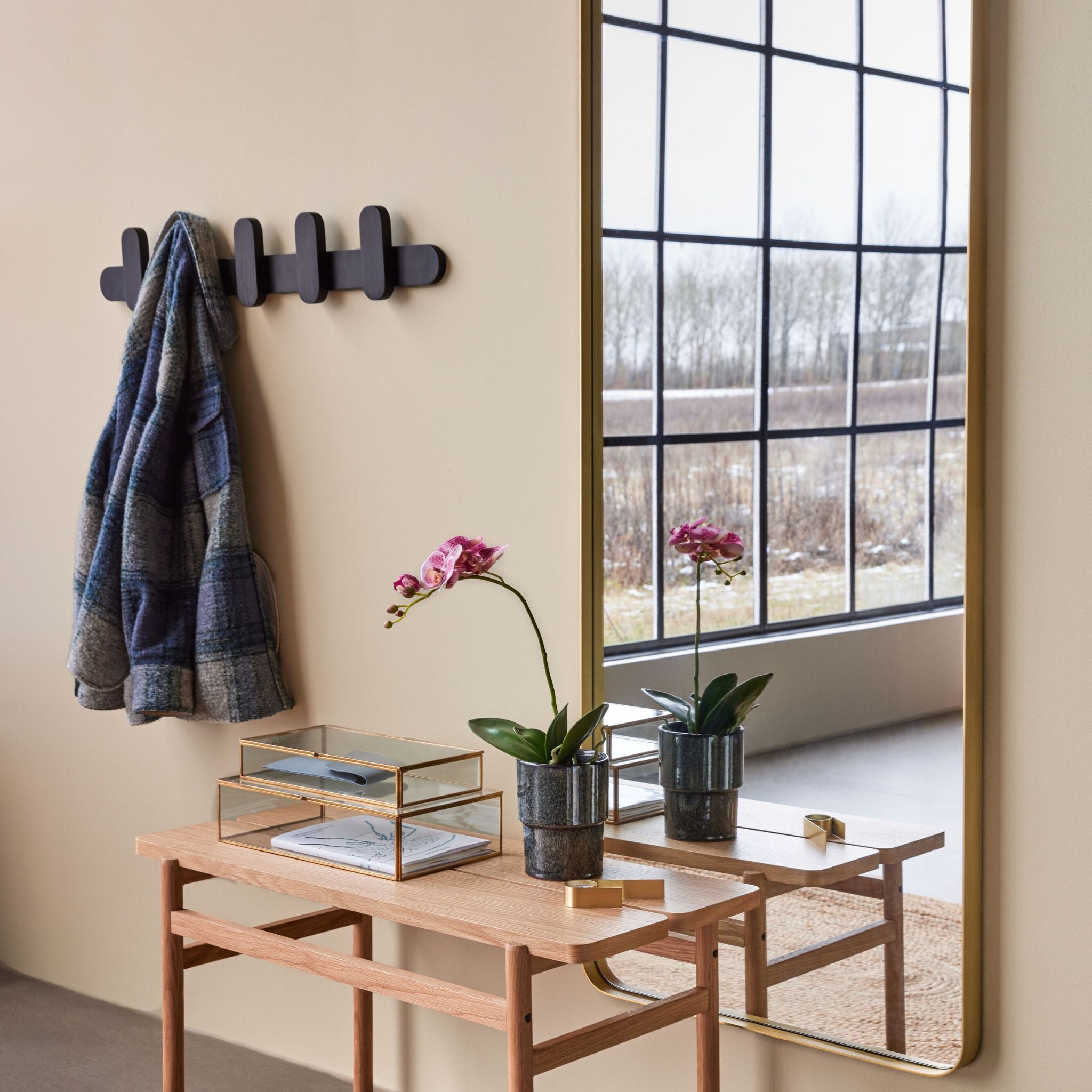 Seed Pflanztopf auf einem Tisch vor einem Spiegel.