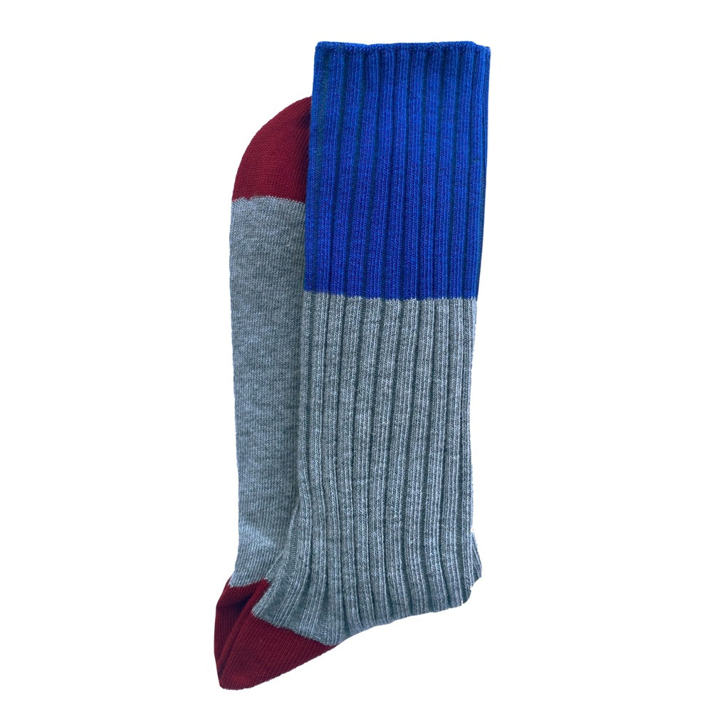 Socken grau mit blauem Bund und weinroten Akzenten
