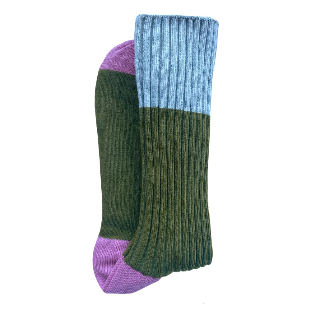 Socken grün mit hellblauem Schaft und rosa Bündchen