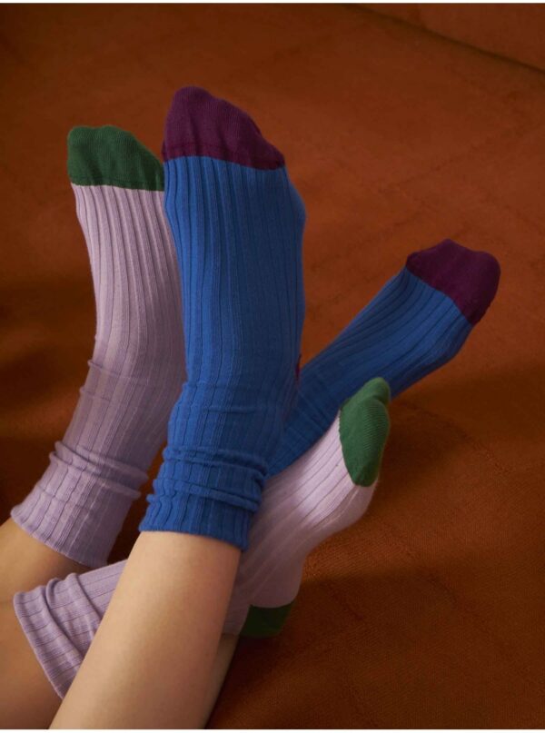 bunte gerippte baumwollsocken für frauen in blau violett und flieder mit grünem detail
