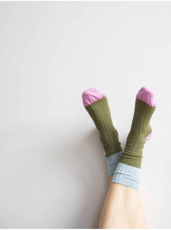 Socken grün mit hellblauem Schaft und rosa Bündchen