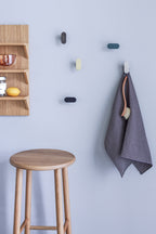 blaues geschirrtuch mit feinen streifen aus baumwolle an wandhaken im skandinavischen stil