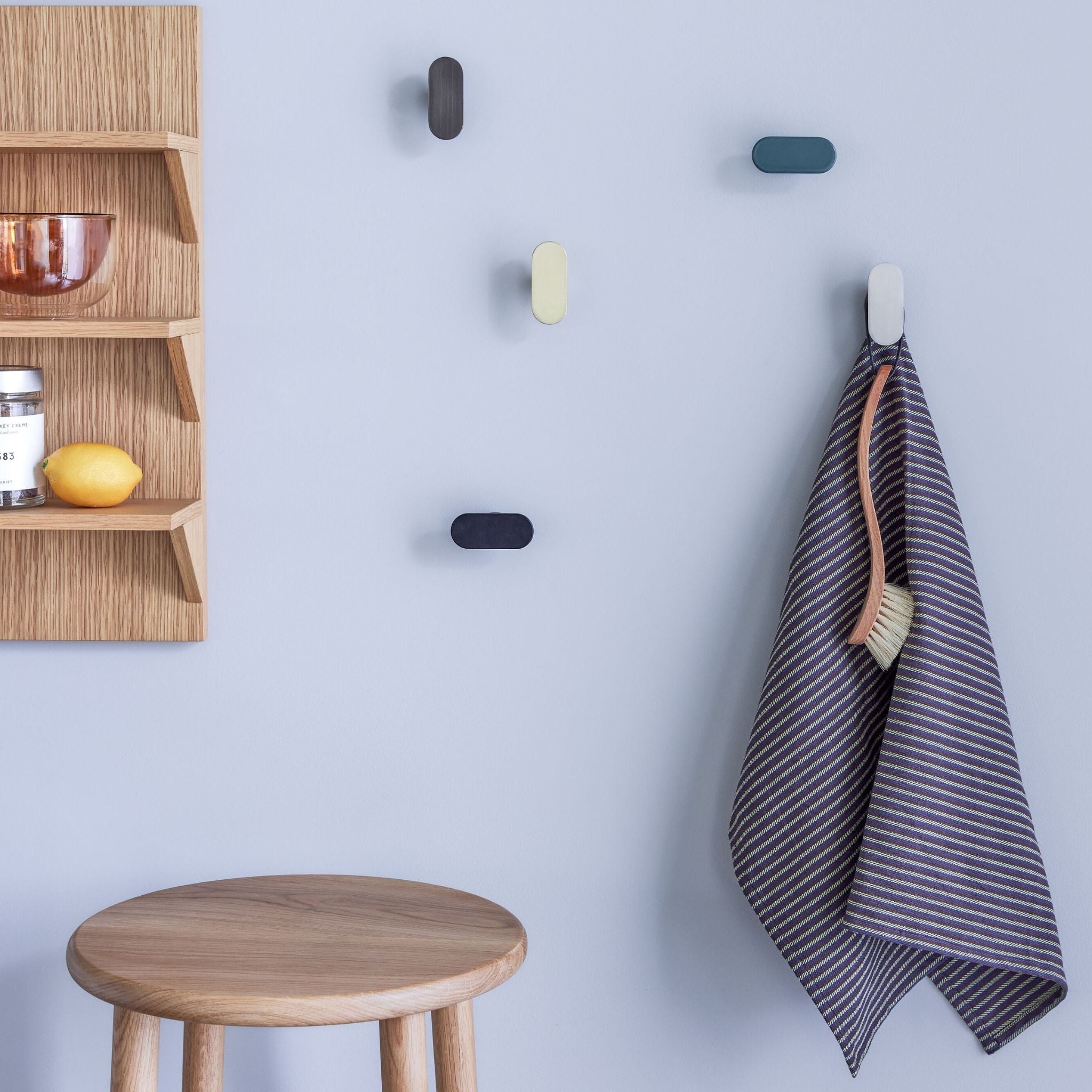 Blau gestreiftes Geschirrtuch Tint hängt in der Küche.