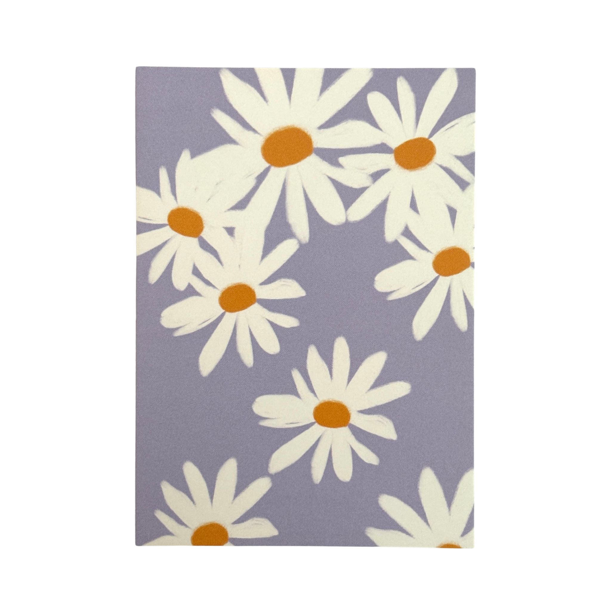 Postkarte von Ute Arnold. Weisse Gaenseblumen auf blau-lila Hintergrund