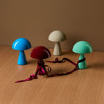 Vier bunte Mush Lampen von Huebsch auf einem Tisch.