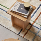 Kleine braune Metaldose auf Zeitschrift auf Couchtisch