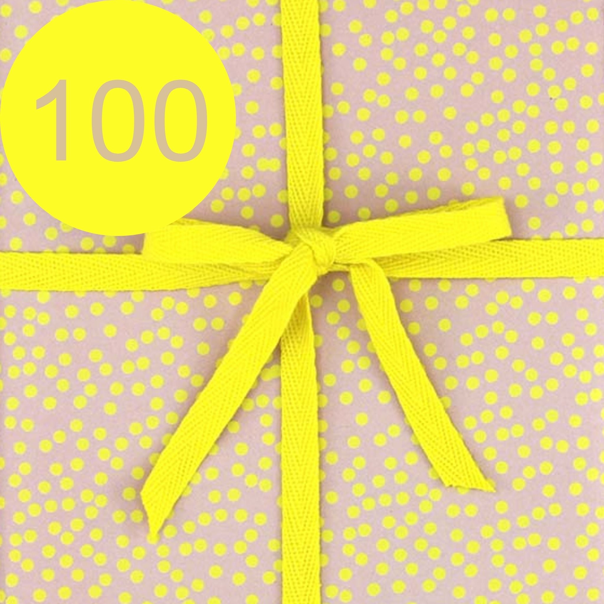 Geschenkpapier mit einer gelben Schleife und der Zahl 100.