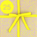 Geschenkpapier mit einer gelben Schleife und der Zahl 25.